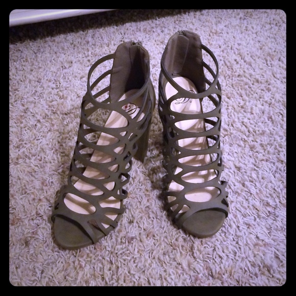 Sandals - Picture 1 of 4